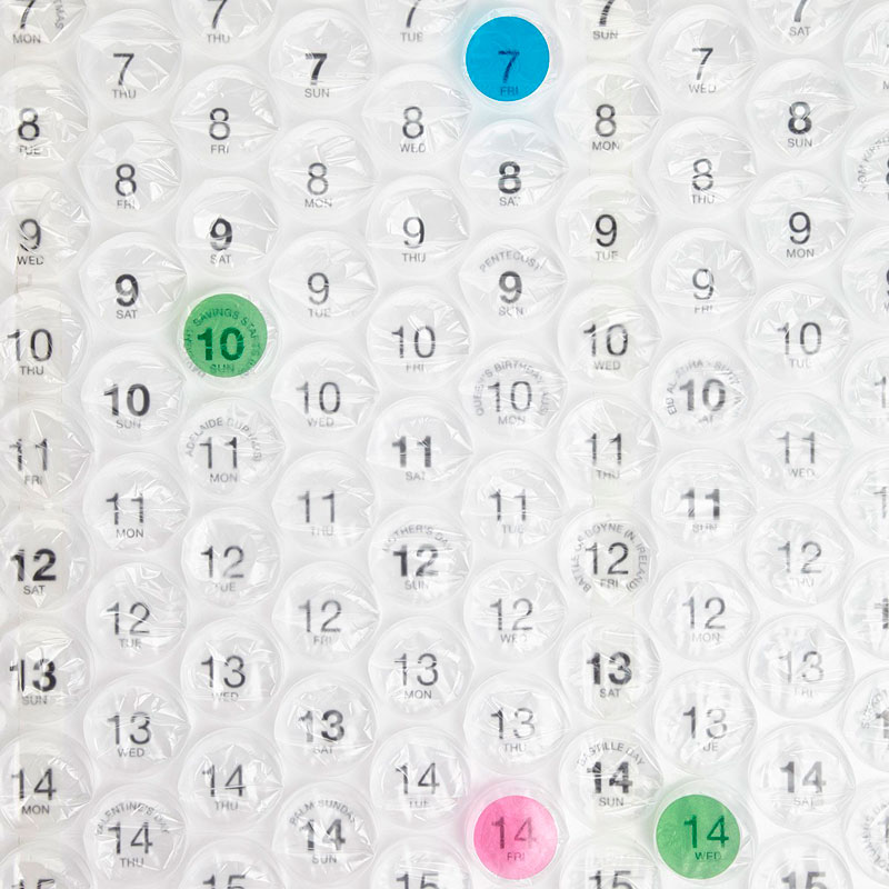 Антистрессовый календарь с лопующимися пузырьками